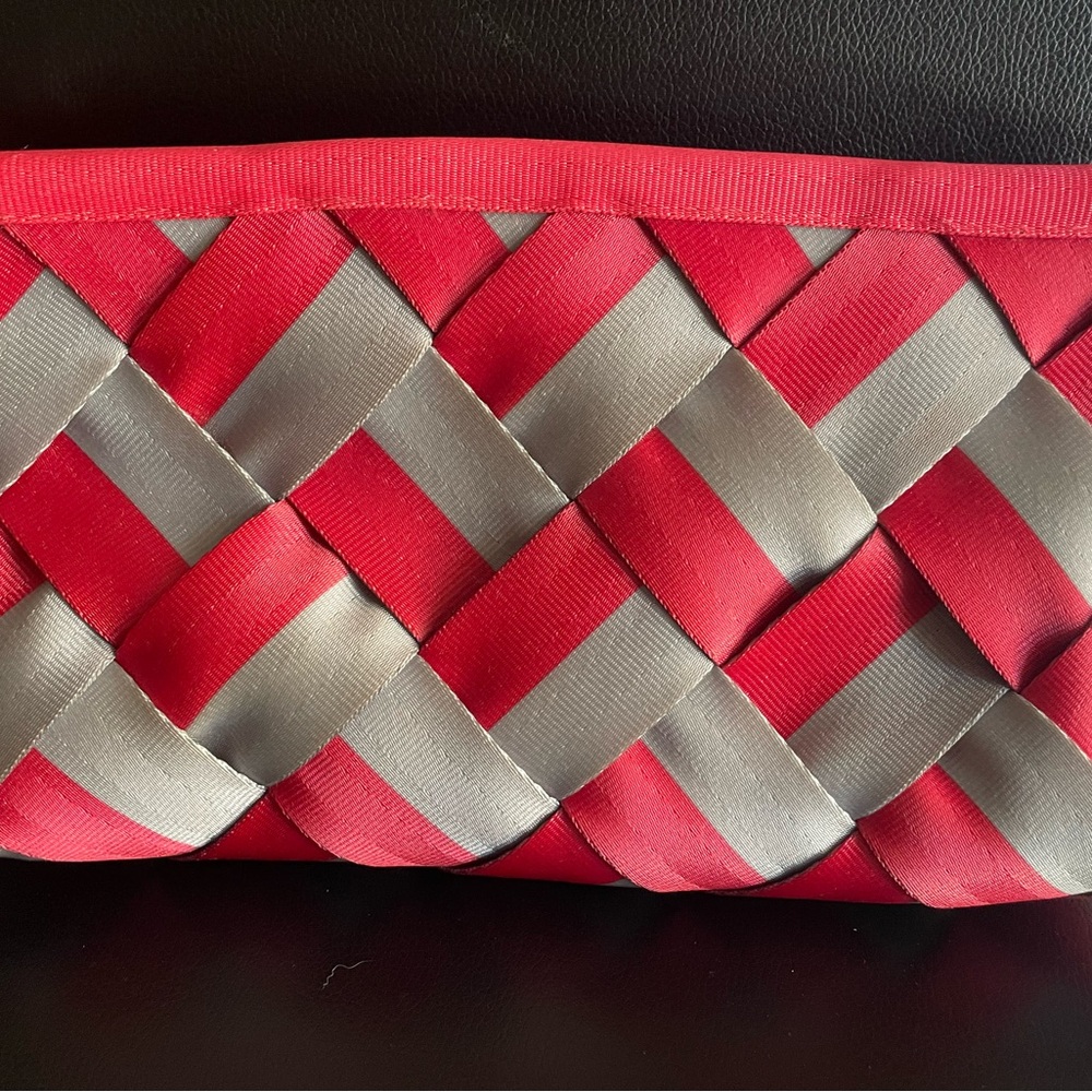 Harvey Seatbelt Crossbody bag with detachable strap. Colors, Salmon and Grey.